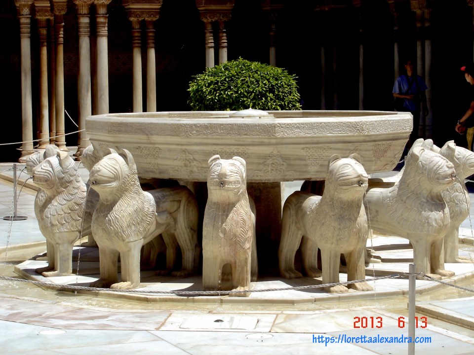 Patio de los Leones (the lions court) featuring an alabaster fountain.