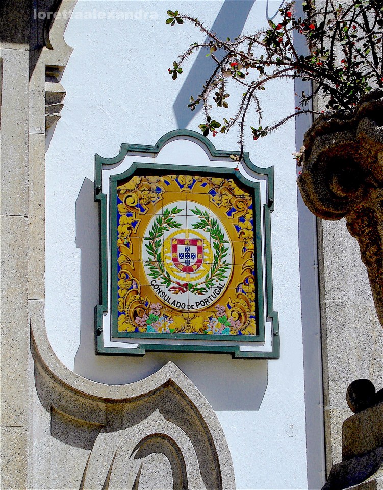On the outside wall of the Consulado de Portugal (Portuguese Consulate General) – Av. el Cid, 1, Sevilla, Spain