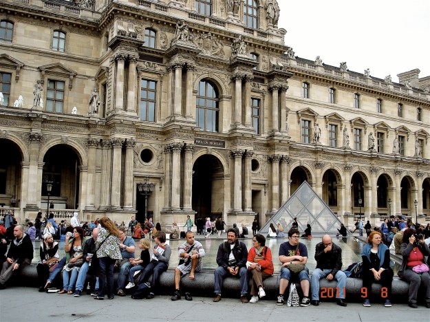 Main courtyard (Cour Napoleon), the Louvre